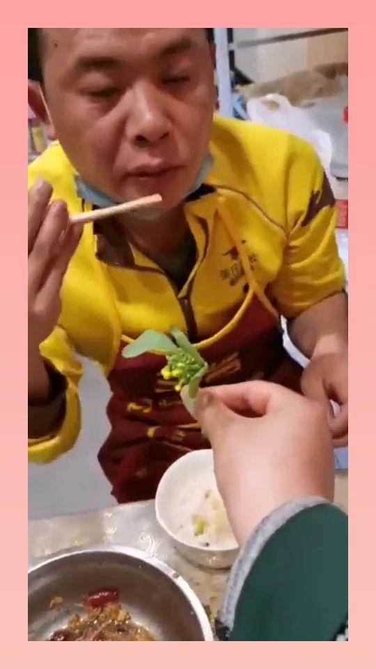 卖花老板娘吃瓜,卖花老板娘的瓜田奇遇记